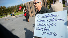 Protestas dėl Laisvės kalvos monumento Luki&scaron;kių aik&scaron;tėje
