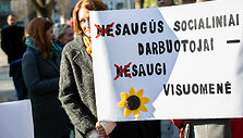 Socialinių darbuotojų akcija &bdquo;Kiek galime gintis rankinėmis?&ldquo;