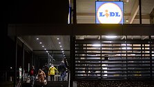Žmonės prie &bdquo;Lidl&ldquo; parduotuvės Karolini&scaron;kėse