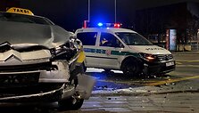 Taksi ir policijos automobilių autoįvykis