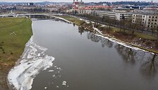 Tvinstanti ir ledais besikem&scaron;anti Neris