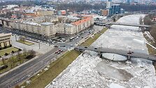 Tvinstanti ir ledais besikem&scaron;anti Neris