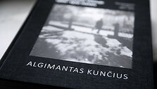 Algimanto Kunčiaus knyga &bdquo;Fotografuota Vilniuje 1960-1970 metais&ldquo;