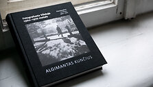 Algimanto Kunčiaus knyga &bdquo;Fotografuota Vilniuje 1960-1970 metais&ldquo;