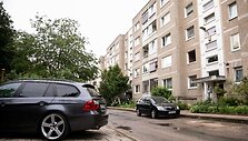 Automobiliai prie daugiabučių
