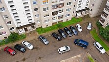 Automobiliai prie daugiabučių