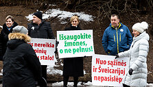 Piketas prie koncerno &bdquo;Achemos grupė&ldquo; būstinės