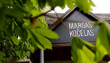 Kavinė &bdquo;Margas kočėlas&ldquo; įsikūrusi nedideliame namuke Naugarduko gatvėje