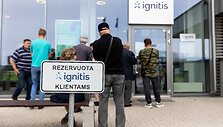 Žmonių laukiantys savo eilės sudaryti elektros tiekimo sutartį