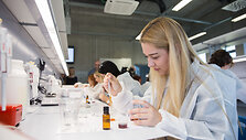 Dirbtinių ikrų gamybos laboratorinio darbo akimirka