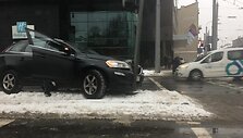 Vilniuje, &Scaron;eimyn&scaron;kių g. &bdquo;Volvo&ldquo; įsirėžė į &scaron;viesoforą