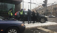 Vilniuje, &Scaron;eimyn&scaron;kių g. &bdquo;Volvo&ldquo; įsirėžė į &scaron;viesoforą
