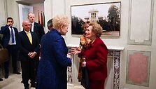 Dalia Grybauskaitė sveikinasi su diplomato, a.a. Lietuvos ambasadoriaus prie &scaron;v. Sosto Kazio Lozoraičio žmona Giovanna Pignatelli Lozoraitis 
