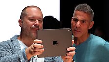 Jony Ive (kairėje)