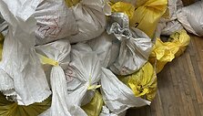 FNTT atliko 21 kratą Vilniuje, Kaune ir Alytuje. Jų metu rasta daugiau nei 1 mln. eurų neapskaitytų grynųjų pinigų, įtariamųjų naudojamose sandėliavimo patalpose aptikta ir paimta apie 3 tonas elektronikos prietaisų dalių bei automobilių katalizatorių laužo, galimai turinčio tauriųjų metalų. 