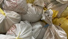 FNTT atliko 21 kratą Vilniuje, Kaune ir Alytuje. Jų metu rasta daugiau nei 1 mln. eurų neapskaitytų grynųjų pinigų, įtariamųjų naudojamose sandėliavimo patalpose aptikta ir paimta apie 3 tonas elektronikos prietaisų dalių bei automobilių katalizatorių laužo, galimai turinčio tauriųjų metalų. 