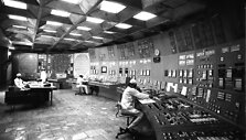 Černobylio AE branduolinio reaktoriaus valdymo skyrius prie&scaron; sprogimą. Salės centre &ndash; pamainos vadovo darbo stalas, operatoriai sėdi prie valdymo pultų. 1985 m. lapkritis. 