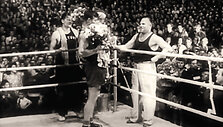 Algirdas &Scaron;ocikas (viduryje su gėlėmis), nuaidėjus finaliniam XV SSRS bokso čempionato gongui. 1949 m. liepos 14 d.
