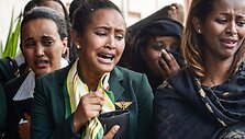 &bdquo;Ethiopian Airlines&ldquo; aviakatastrofos aukų laidotuvėse &ndash; tūkstančiai žmonių