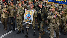 Tūkstančiai ukrainiečių protestuoja prie&scaron; numatomą karių atitraukimą i&scaron; Rytų Ukrainos