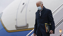 Joe Bidenas prie lėktuvo