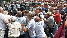 Ukrainoje prie parlamento kilo protestuotojų susirėmimai su pareigūnais
