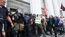 Ukrainoje prie parlamento kilo protestuotojų susirėmimai su pareigūnais