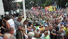 Ukrainoje prie parlamento kilo protestuotojų susirėmimai su pareigūnais