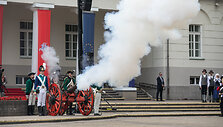 Valstybės vėliavų pakėlimo ceremonija Prezidentūros aik&scaron;tėje