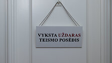 Įtariamas IKEA prekybos centro padegėjas Daniilas Bardadimas atvestas į teismą