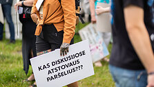 Nevyriausybinė gyvūnų apsaugos organizacija &bdquo;Tu&scaron;ti narvai&ldquo; surengė protestą prie Valstybinės maisto ir veterinarijos tarnybos 