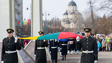 Valstybės vėliavos pakėlimo ceremonija Nepriklausomybės aik&scaron;tėje