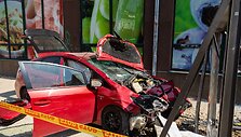 Toyota Prius įvažiavo į stotelę