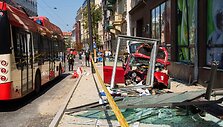 Toyota Prius įvažiavo į stotelę