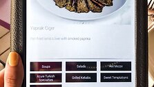 Vietoj meniu naudojami plan&scaron;etiniai kompiuteriai, o aptarnavimas vie&scaron;bučio restoranuose prilygsta auk&scaron;čiausios klasės pasauliniuose restoranuose. 