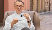 Massimo Bottura &ndash; 2016 metų geriausio pasaulio restorano &bdquo;Osteria Francescana" &scaron;efas, savo restorane naudojantis &bdquo;Lavazza" kavą