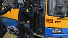 Lietuvos policijos antiteroristinių operacijų rinktinės &bdquo;Aras&ldquo; pratybos su senu autobusu