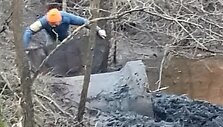 Jonavos rajone dėl užkim&scaron;tos pralaidos i&scaron;siveržęs vanduo sugadino kelią ir apsėmė sodybą