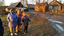 Jonavos rajone dėl užkim&scaron;tos pralaidos i&scaron;siveržęs vanduo sugadino kelią ir apsėmė sodybą