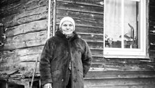 Aldona Ilickienė i&scaron; Mančiagirės kaimo pina &scaron;iaudinius sodus 