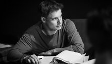 NKDT rugsėjo mėnesį &ndash; pirmoji sezono premjera pagal H.Ibseno pjesę &bdquo;Peras Giuntas&ldquo;. (režisierius Csaba Polg&aacute;r) 