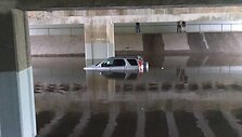 Stipri liūtis sutrikdė eismą Karolini&scaron;kėse, nuskendo automobiliai