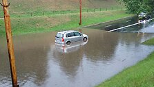 Stipri liūtis sutrikdė eismą Karolini&scaron;kėse, nuskendo automobiliai