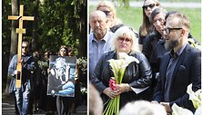Amžinojo poilsio menininkę Jūratę Rekevičiūtę i&scaron;lydėjo ir Daina Bilevičiūtė bei Rytis Zemkauskas