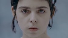 Kadras i&scaron; filmo &bdquo;Le&oacute;nė.&nbsp;Bėganti&nbsp;į &scaron;viesą&ldquo;