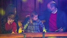 Karali&scaron;koji &scaron;eima apsilankė Londono teatre