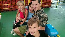 Karolis Sakalauskas su &scaron;eima