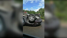 vienas-is-triju-i-avarija-patekusiu-automobiliu-liko-guleti-ant-stogo