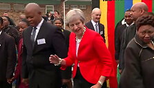 per-apsilankyma-keiptauno-mokykloje-theresa-may-demonstravo-keistus-sokiu-judesius
