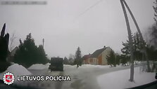 neblaivus-vairuotojai-vazinejo-uzmigusio-sugerovo-automobiliu-kelione-baigesi-arestineje